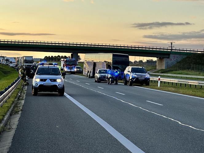 Są ranni po wypadku z udziałem autokaru. Droga zablokowana, poważne utrudnienia