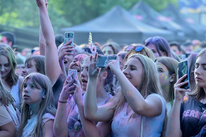 W Lubinie wybuchła bitwa... na kolorowe proszki. Zobacz zdjęcia z Festiwalu Kolorów! [GALERIA]