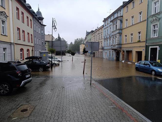 Zagrożenie powodziowe. Głuchołazy. Woda przelała się przez wały. Zalewa miasto