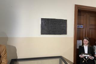 Odsłonięcie tablicy pamięci Emanuela Ringelbluma w I LO w Nowym Sączu