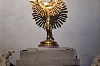  Bogobojny gwiazdor nagrywa w kościele. Relacja z nocnych adoracji przyniesie mu zbawienie?