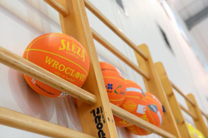 Koszykarki Ślęzy rozdają piłki w szkołach