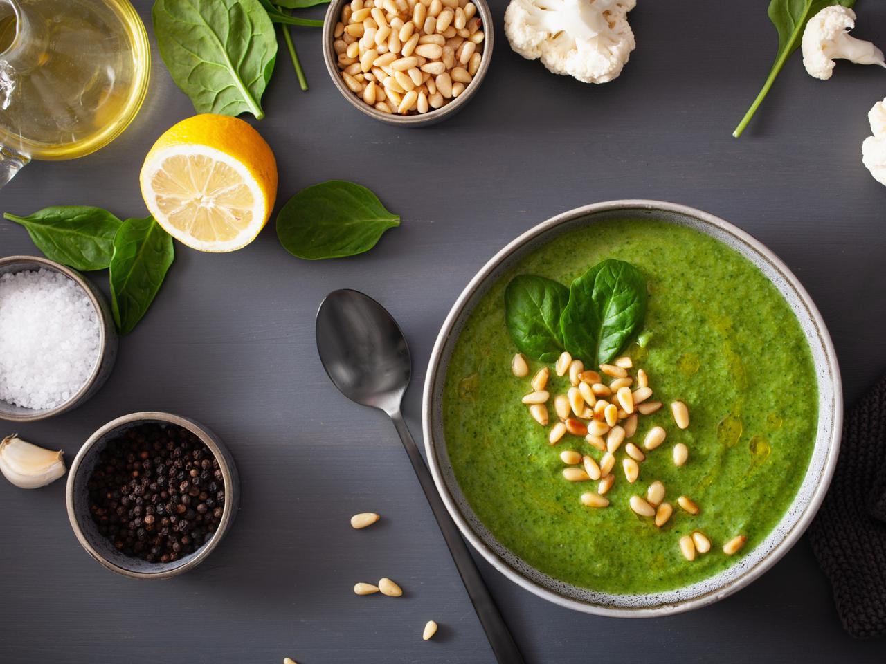 Kalafiorowa ze szpinakiem: przepis na bardzo smaczną zupę krem