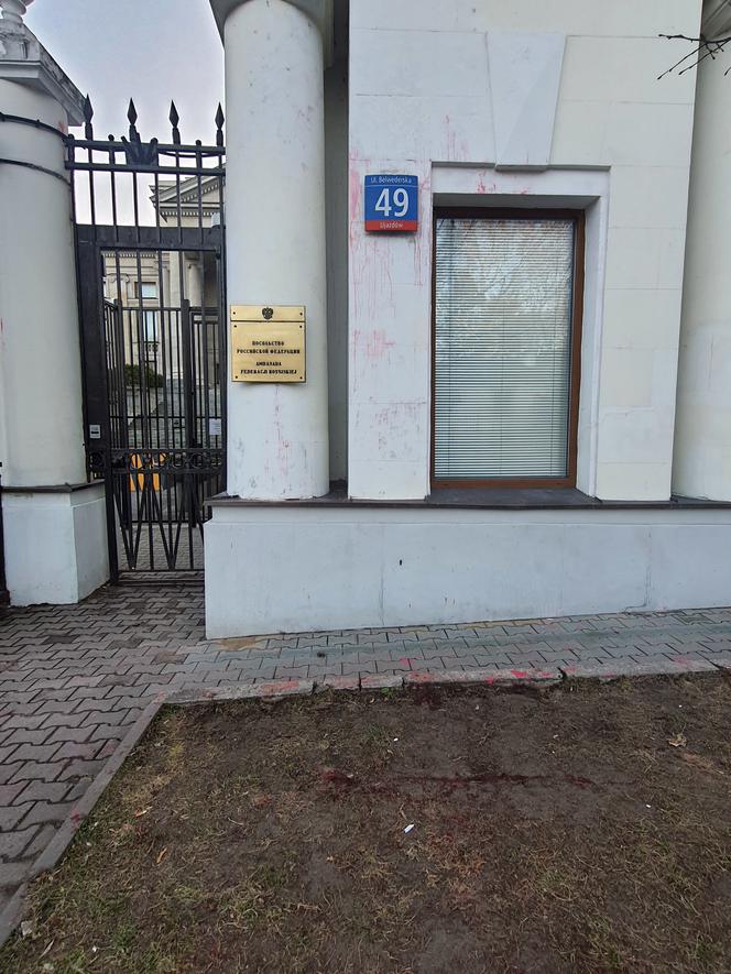 Rosyjska ambasada oblana czerwoną farbą. Zniszczono również flagę Rosji