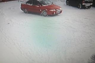 Mistrz parkowania uderzył w auto i uciekł! Policja opublikowała nagranie