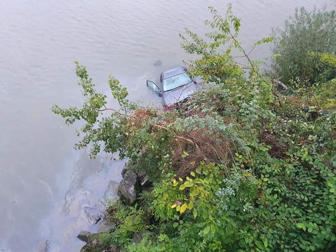 Samochód wpadł do jeziora