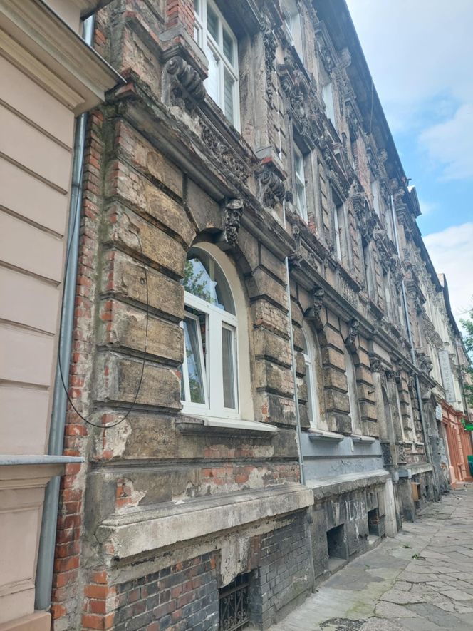 Bydgoszczanka w stolicy stworzyła palmę, a w Bydgoszczy magiczną lustrzaną bramę. Jak po latach wygląda ta instalacja?