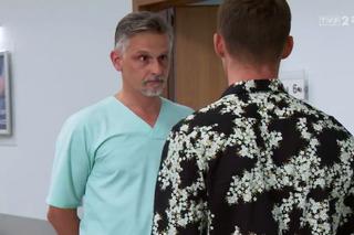 Barwy szczęścia, odcinek 1981. Darek (Andrzej Niemyt), lekarz (Błażej Wójcik)