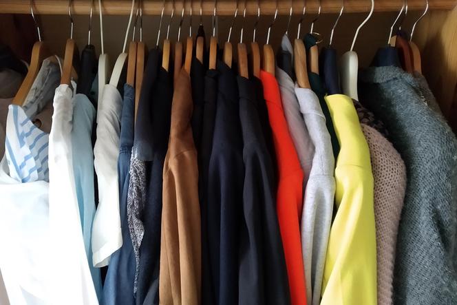 Ubrania w szafie 