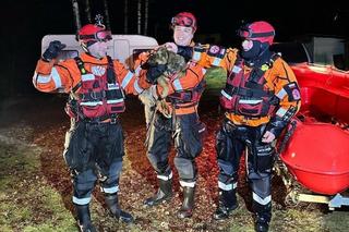 Przejechali 700 km żeby uratować psa uwięzionego na środku Bugu. Ratownicy z Kołobrzegu bohaterami