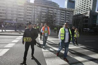 Wielki protest taksówkarzy w centrum Warszawy. Chcą podniesienia stawek!