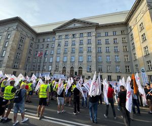 Paraliż w Katowicach. Rozpoczął się protest górników i hutników. Stal się hartuje, a rząd ją rujnuje