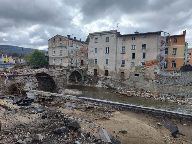 Tak wygląda pęknięty wał na zaporze w Stroniu Śląskim. To tutaj rozpoczął się dramat podczas powodzi 