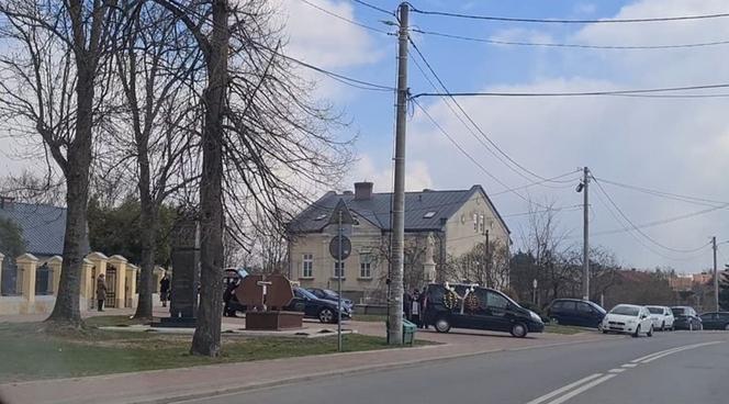 Kopki k. Rudnika. Magdalena V. zabiła dzieci i siebie. Odbył się jej pogrzeb w Rudniku [ZDJĘCIA]
