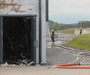 Wciąż płoną hale produkcyjne w Małopolsce. Strażacy apelują o nieotwieranie okien 