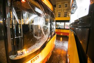 Kolejny miejski autobus roztrzaskany. Groźny wypadek w Warszawie