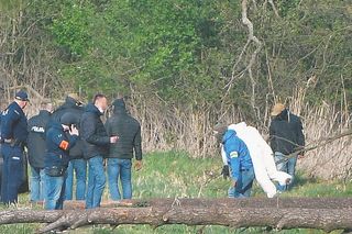 Bezwzględna egzekucja pod Warszawą. To koledzy zakopali dziewczynkę w dole! [WIDEO] [ZDJĘCIA]