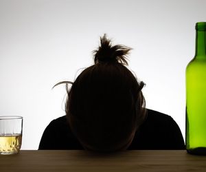 Psychoza alkoholowa (schizofrenia alkoholowa) - rodzaje i objawy