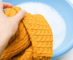 Odnów zmechacony sweter podczas prania. Wlej 200 ml do wody i go zanurz, a będzie miękki jak ze sklepu