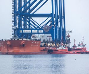 Gdańsk. Do nabrzeża Terminalu T3 na terenie Baltic Hub przybił statek Zhen Hua 32, na pokładzie którego do portu przypłynęły trzy ogromne suwnice przeznaczone do obsługi kontenerowców przy terminalu T3