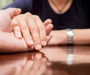 Wiele kobiet nosi pierścionek na małym palcu. Co to oznacza? To ważna obietnica