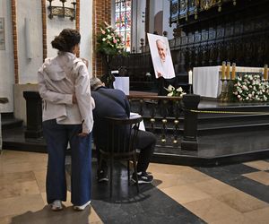 Warszawa żegna papieża Franciszka. Poruszające wpisy w Archikatedrze 