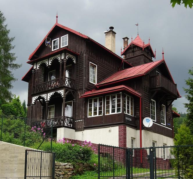 To jedna z najpiękniejszych willi w Małopolsce. Przed wojną było w niej kultowe sanatorium