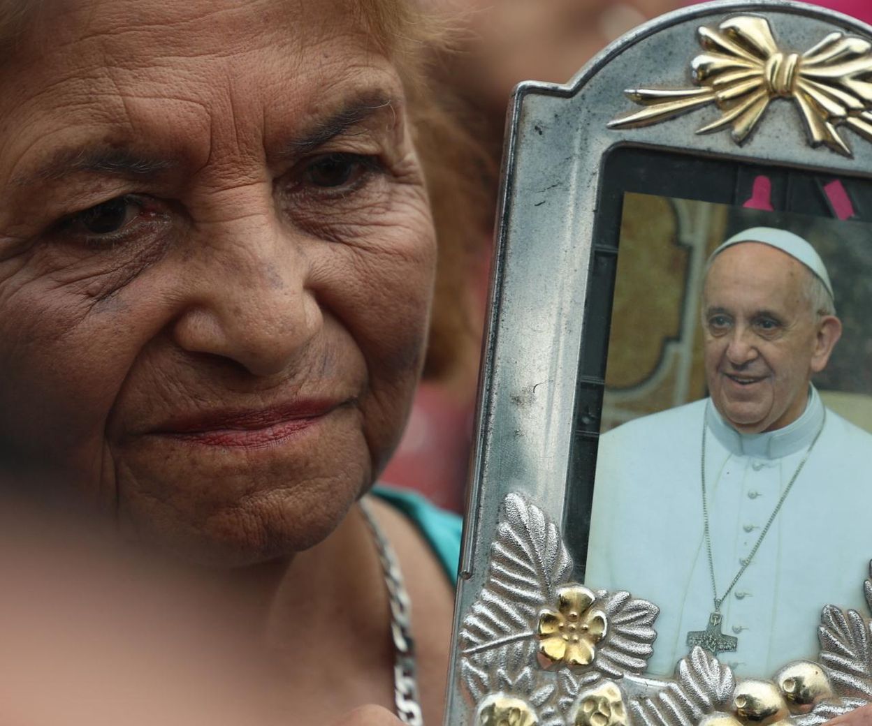 "Stan papieża krytyczny, ale jest lekka poprawa". Setki wiernych modlą ... "Stan papieża krytyczny, ale jest lekka poprawa". Setki wiernych modlą ...