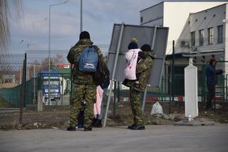 Strażnicy graniczni pomagają uchodżcom z Ukrainy [ZDJĘCIA]
