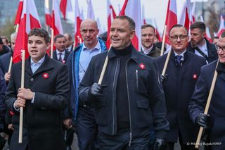 Mamy nagranie, jak Nawrocki dołączył do Marszu Niepodległości z flagą w dłoni