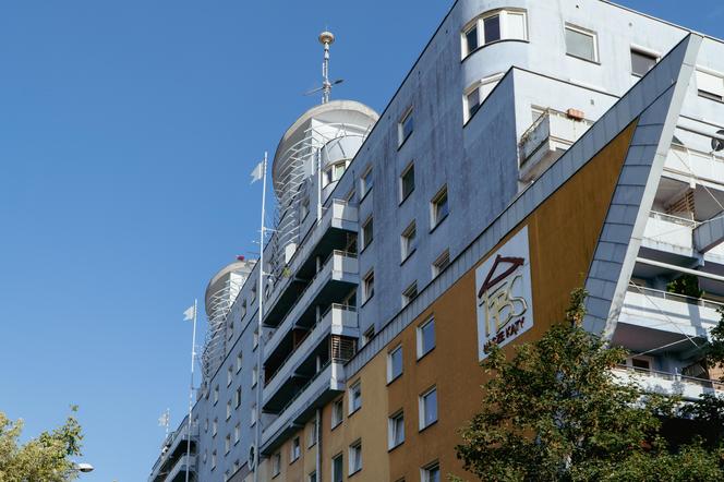 Blok w kształcie statku stoi we Wrocławiu - zdjęcia. Zobacz, jak wygląda wyjątkowy budynek