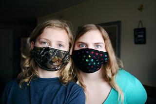 Dlaczego nie można zakrywać twarzy dzieciom poniżej drugiego roku życia? [KOMENTARZ]