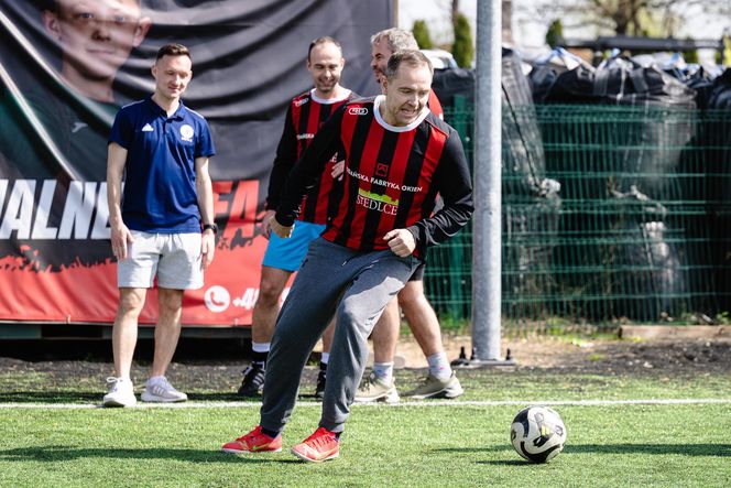 Karol Nawrocki gra w piłkę