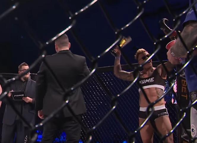 Stifler jako ring girl na FAME MMA 1