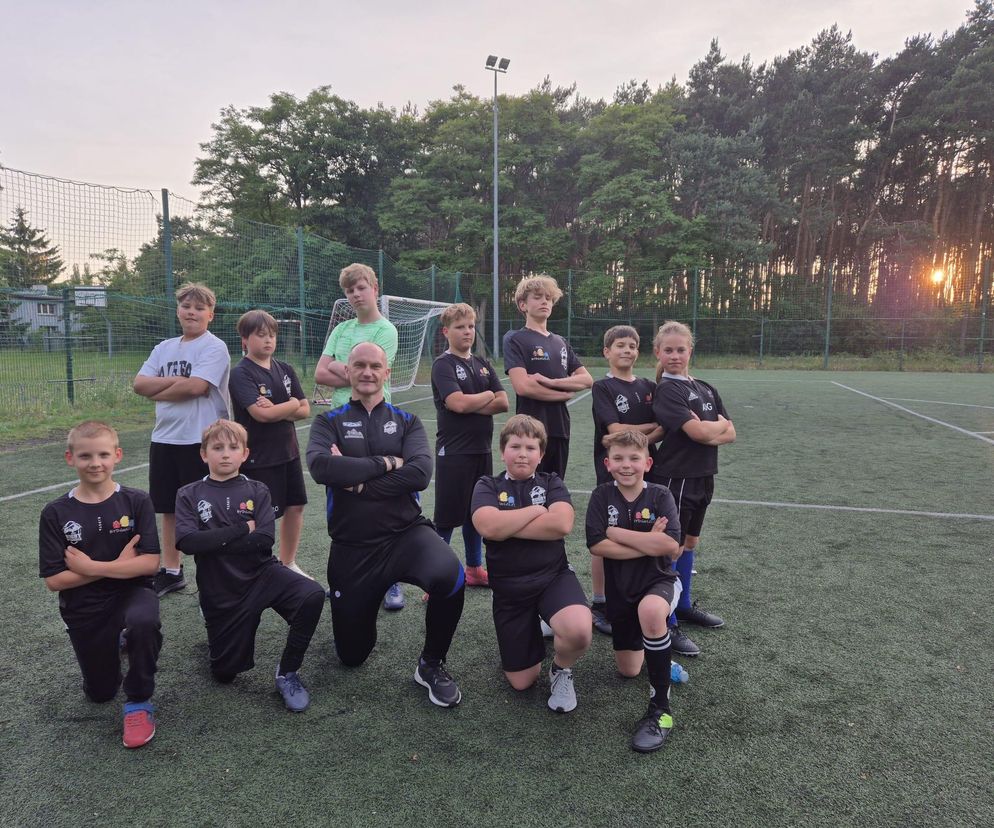 Trwa nabór dzieci i młodzieży do drużyny rugby w Bydgoszczy. Na początku zawodnicy trenują z tarczą z gąbki