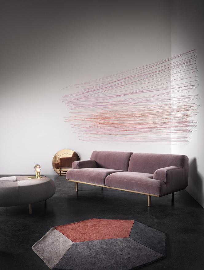 Rożowa sofa w stylu skandynawskim