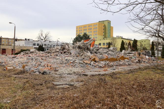 Rozbiórka starego budynku obok Szpitala Powiatowego w Pszczynie. Stanie tam nowa siedziba RCKiK 