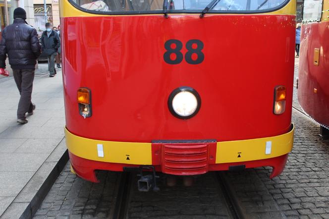 Rowerzysta nie ustąpił pierwszeństwa tramwajowi w centrum Grudziądza. Miał dużo szczęścia [ZDJĘCIA]