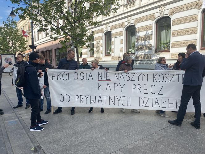 Wielki protest pod urzędem miasta w Łodzi. "Broń lasów Lublinka"