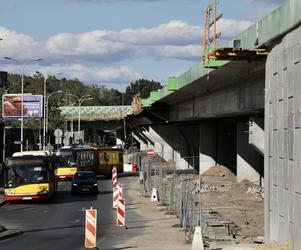 Estakada na Marsa i Żołnierskiej na ukończeniu. Drogowcy pracują w pocie czoła