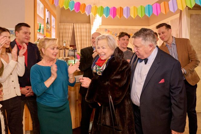 Na Wspólnej, odc. 4000. Maria (Bożena Dykiel), Włodek (Mieczysław Hryniewicz), Roża (Halina Rasiakówna), Michał (Robert Kudelski), Darek (Michał Mikołajczak), Franek (Nathan Czyżewski), Roman (Waldemar Obłoza)