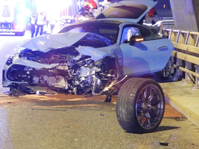 Sportowy mercedes warty 1,5 miliona roztrzaskany na moście Świętokrzyskim