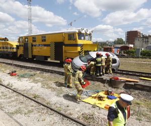 Kontrolowane zderzenie pociągu z osobówką