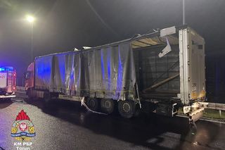 Wypadek pod Toruniem. Znicze wysypały się na drogę