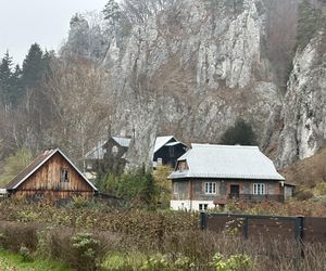 Najpiękniejsza wieś w Małopolsce zachwyca także jesienią. Leży na Szlaku Orlich Gniazd