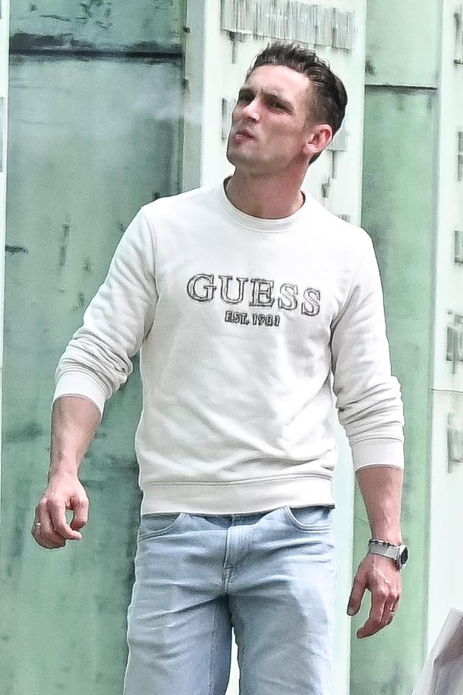 Filip Gurłacz na spacerze z żoną i synem. Nie zwalczył nałogu 