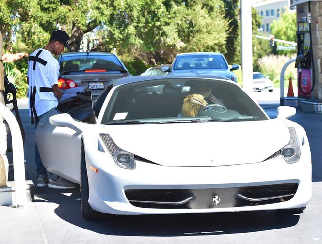Tyga i Kylie Jenner w Ferrari - prezencie od Tygi