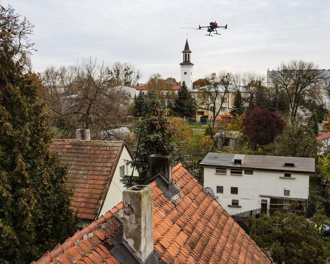 Dron antysmogowy lata nad Łodzią i sprawdza, czym mieszkańcy palą w piecach