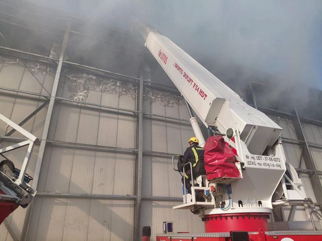 Nowe informacje po pożarze w Kawlach. Co dalej z poszukiwaniami zaginionego strażaka?Nowe informacje po pożarze w Kawlach. Co dalej z poszukiwaniami zaginionego strażaka?