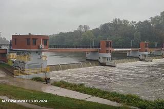 Fala opadów we Wrocławiu. Widać zwiększony przepływ wody 